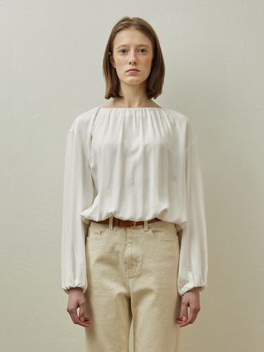 Shirring Banding Blouse (White) - STEP AROUND - Modalova