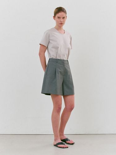 Wool Blend One Tuck Shorts - Carriere - Modalova