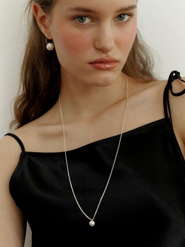 Silver] Pearl Charm Long Necklace - LOVE ME MONSTER - Modalova