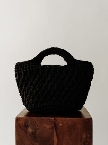 Hand-made Knitted Tote (Black) - KINDERSALMON - Modalova