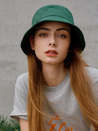 Unisex Basic Logo Bucket Hat (10 Colors) - WHITE SANDS - Modalova