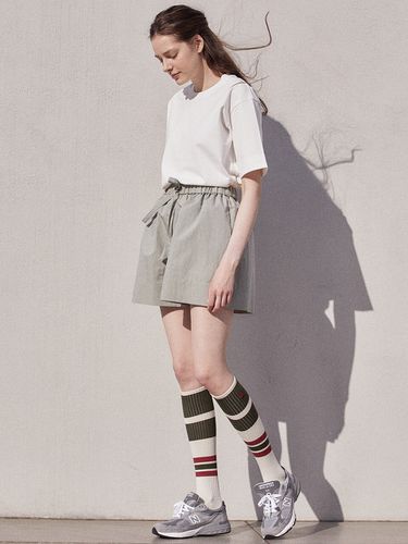 Banding Shorts (Khaki) - LARGO - Modalova