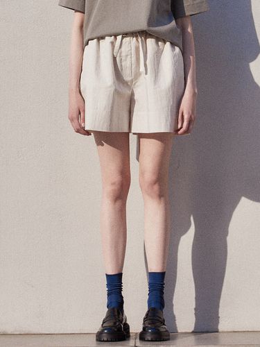 Banding Shorts (Cream) - LARGO - Modalova