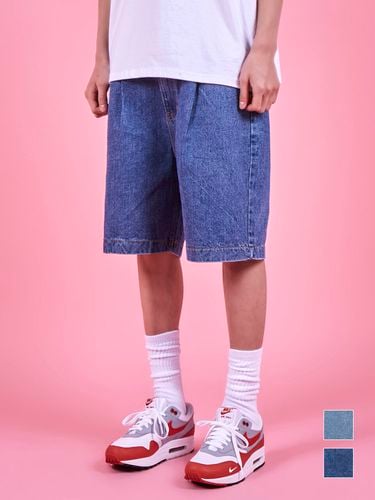 One Tuck Washing Denim Shorts (2 Colors) - VARZAR - Modalova