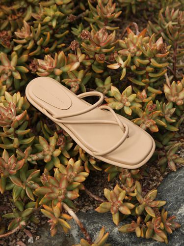 Maya Slides_Leather Beige - blanc sur blanc - Modalova