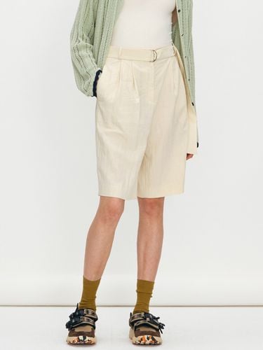 Two Tuck Half Pants (Butter Cream) - BEMUSE MANSION - Modalova