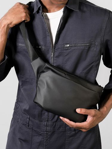 Tao M18 Sling Bag_Black - MATHEMATIK - Modalova