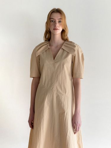 Big Collar V-Neck Dress (Beige) - AVA MOLLI - Modalova