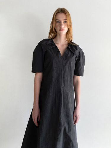 Big Collar V-Neck Dress (Charcoal) - AVA MOLLI - Modalova