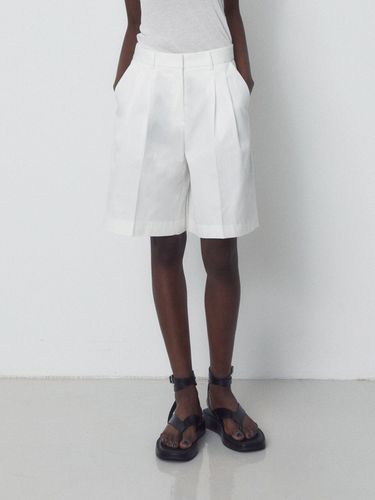 Two Tuck Bermuda Pants_White - RIDIFI - Modalova