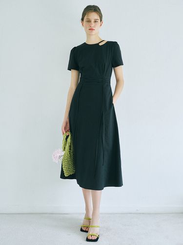 Neck Cut-Out Shirring Dress_Black - ETMON - Modalova