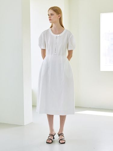 Volume Half Zip-Up Dress_White - Nouve - Modalova