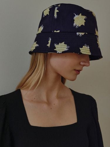 Floral Printed Bucket Hat (Navy) - TRWA - Modalova