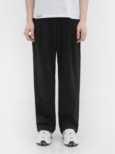 P004 One-Tuck Sweatpants Black - WAAR FOR MEN - Modalova