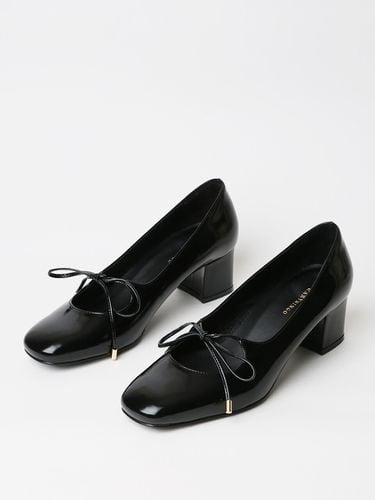 Susan Ribonn Pumps _ Black - MARYRINGO - Modalova