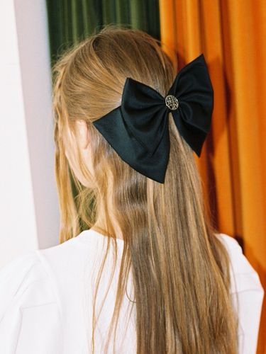 Logo Ribbon Hair Pin - THE ASHLYNN - Modalova