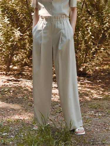 Pintucked Pleated Wide Leg Trouser_Light Beige - RE RHEE - Modalova