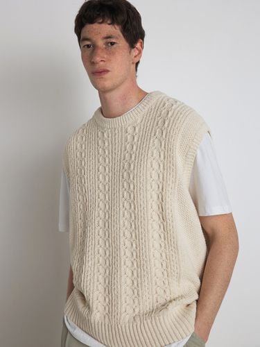 Men Reversed Cable Knit Vest Cream - KNITLY - Modalova