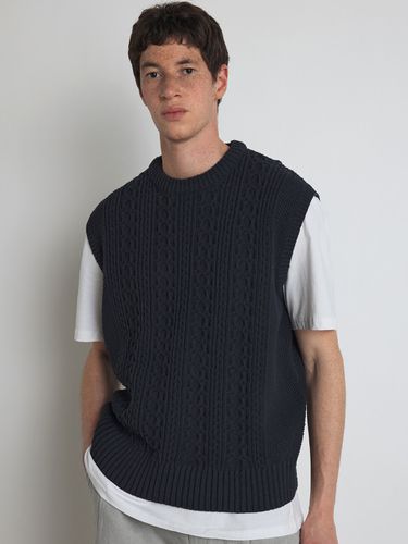 Men Reversed Cable Knit Vest Navy - KNITLY - Modalova