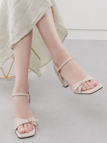 QS7054 Metallic Buckle Heel Sandals_ 2 colors - SPUR - Modalova