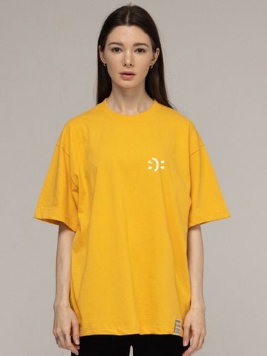 Small Double Drawing Smile T-Shirt_Mustard - GRAVER - Modalova