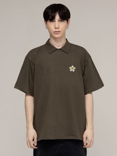 White Flower Embroidery Collar T-Shirt_Khaki - GRAVER - Modalova