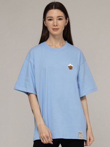 Small Flower Hugging Bear T-Shirt_Sky Blue - GRAVER - Modalova