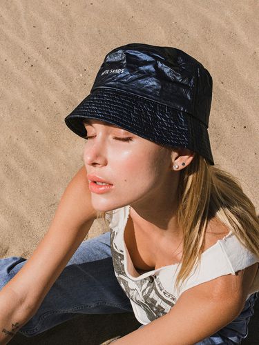 Common Metallic Tieback Short Bucket Hat (5 Color) - WHITE SANDS - Modalova