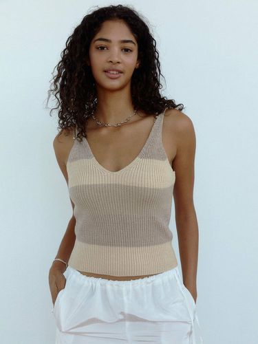 Wave Knit Sleeveless Top - Beige - SOFT SEOUL - Modalova