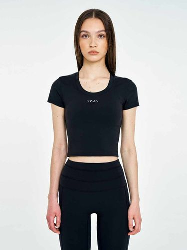 Low Scoop Crop Tee_ Modern Black - INJIACTIVE - Modalova