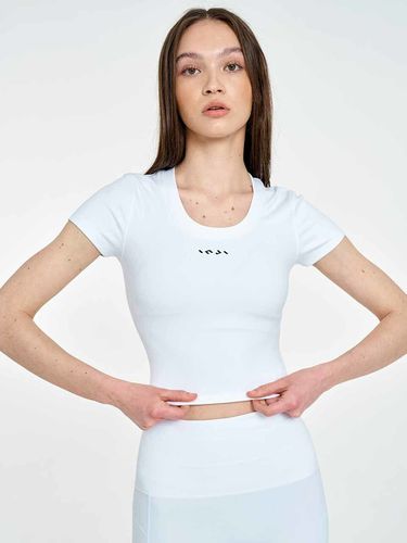 Low Scoop Crop Tee_ White - INJIACTIVE - Modalova