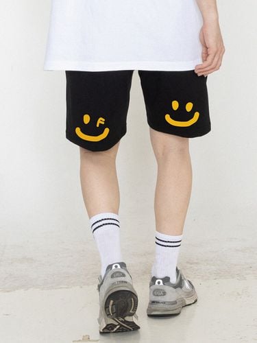 Back Drawing Smile Half Sweatpants _ Black - GRAVER - Modalova