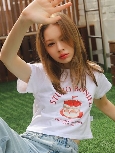 Cropped Strawberry Loose T-Shirt () - BONIEE - Modalova