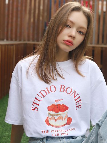 Loose Graphic Strawberry Cake T-Shirt () - BONIEE - Modalova