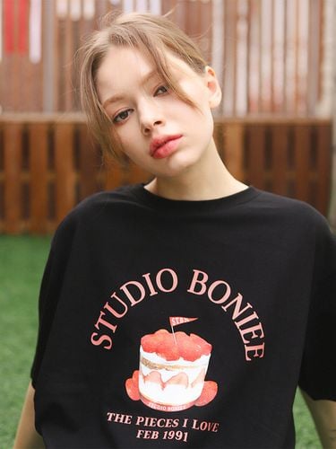 Loose Strawberry Graphic T-Shirt () - BONIEE - Modalova