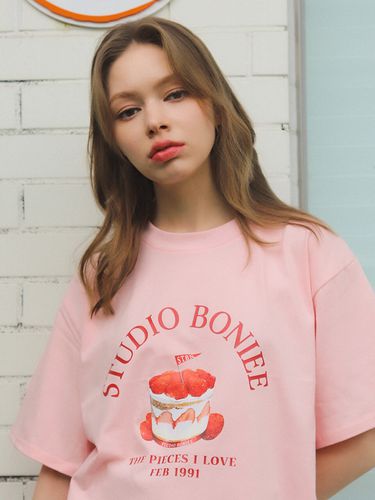 Loose Strawberry Cake Graphic T-Shirt () - BONIEE - Modalova