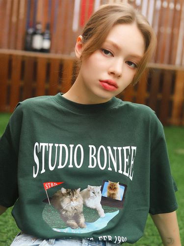 Cat Graphic Loose T-Shirt (Green) - BONIEE - Modalova