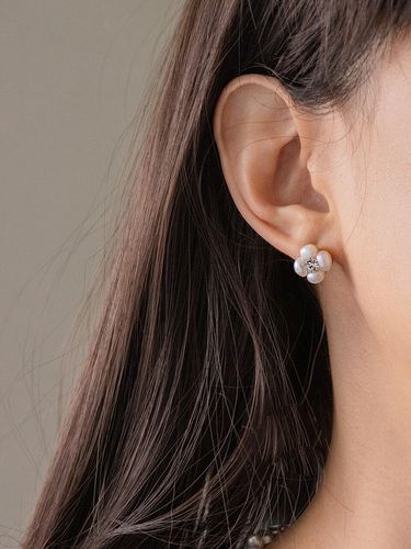 Classic Flower Earrings - Primaute - Modalova