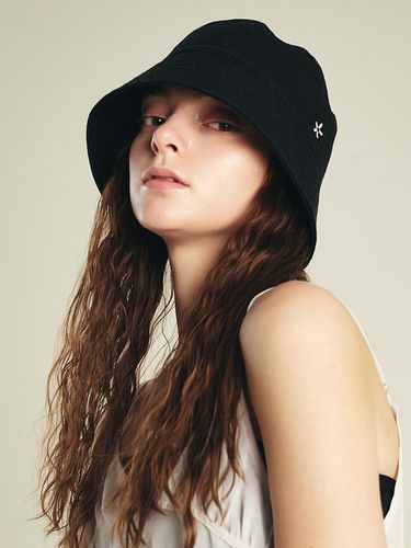 Cloud Black Bucket Hat - ELKE BLOEM - Modalova