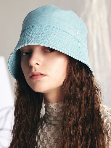 Cloud Sky Blue Bucket Hat - ELKE BLOEM - Modalova