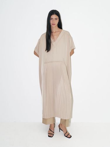 Belted Plisse Dress (Light Beige) - Repwcet - Modalova