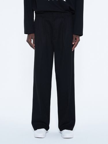 Side-Rivet Two-Tuck Trousers Black - SYNC - Modalova