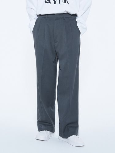 Side-Rivet Two-Tuck Trousers - SYNC - Modalova