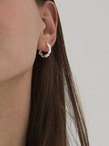 Sand Mini Hoop Earrings - Silver - nuavo - Modalova