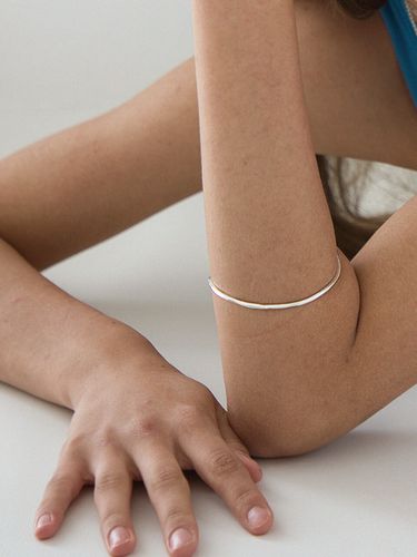 Light Thin Cuff Bracelet - Silver - nuavo - Modalova