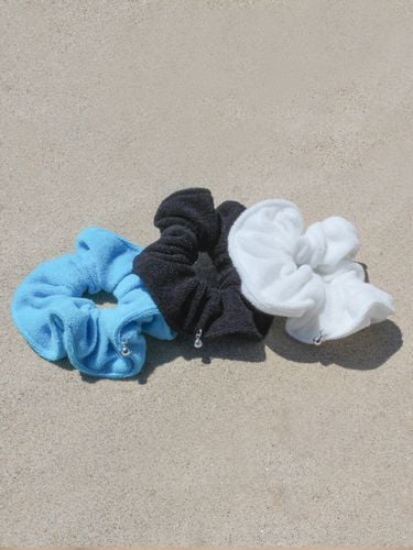 Towel Scrunchie (3 Colors) - POSTLUDE - Modalova