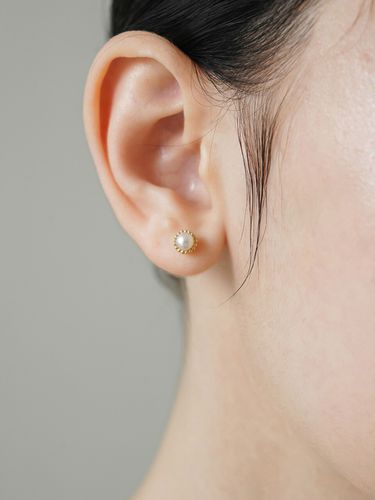 Mini Dot Pearl Earring - FLOWOOM - Modalova