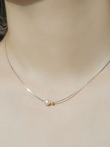 Freshwater Pearl and Ball Chain Necklace - POSTLUDE - Modalova