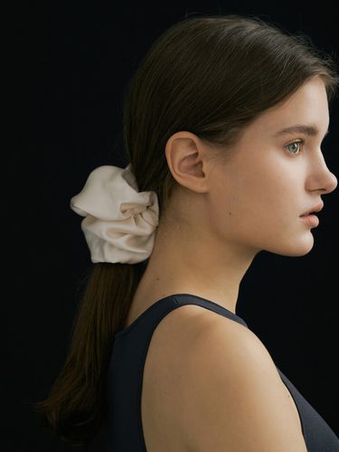 Silk Scrunchie (L) - Cream - AVVINA PELLE - Modalova