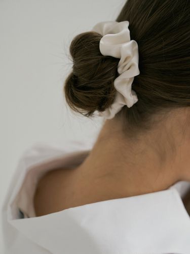 Silk Scrunchie (S) - Cream - AVVINA PELLE - Modalova